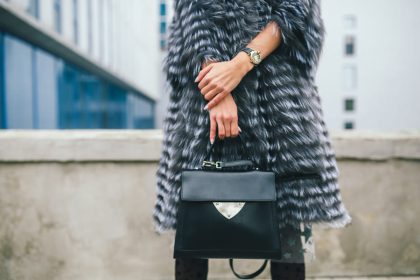 黒い鞄を手に持つ女性