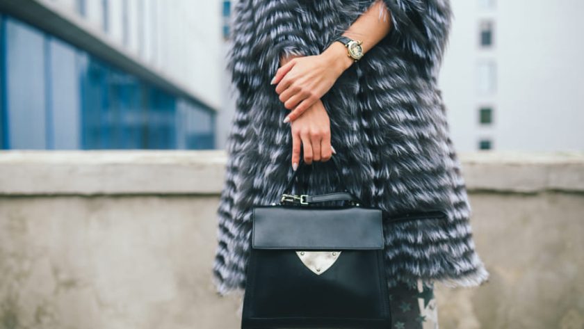 黒い鞄を手に持つ女性
